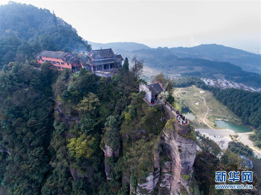 Templo Jingyin, construção milenar no topo de penhasco em Chonqing