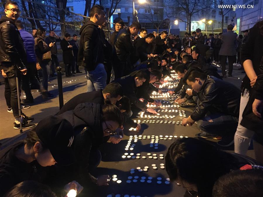 Chineses protestam em Paris contra morte de compatriota