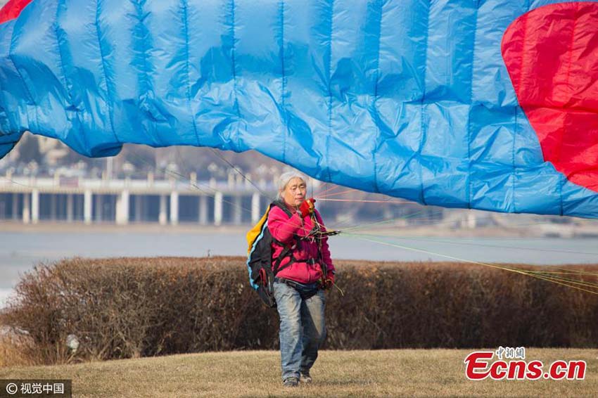 Natação, ciclismo e parapente, os esportes de eleição de uma avó chinesa de 69 anos