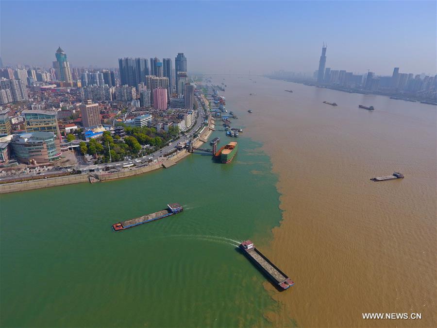 Vista aérea do local onde confluem os rios Hanjiang e Yangtze