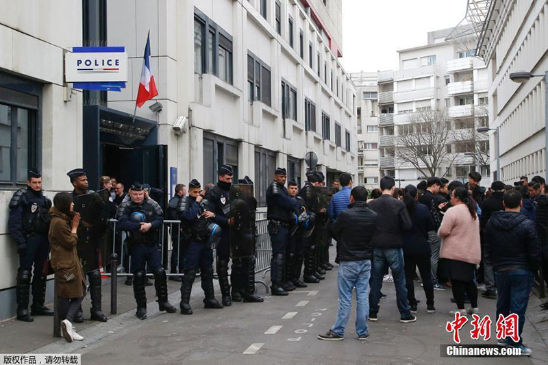 Ministro francês abre inquérito sobre morte de cidadão chinês em Paris e apela à calma