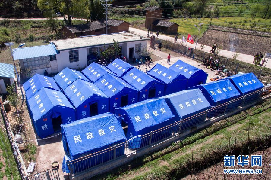 Autoridades chinesas estabelecem acampamento para vítimas do terremoto em Yunnan