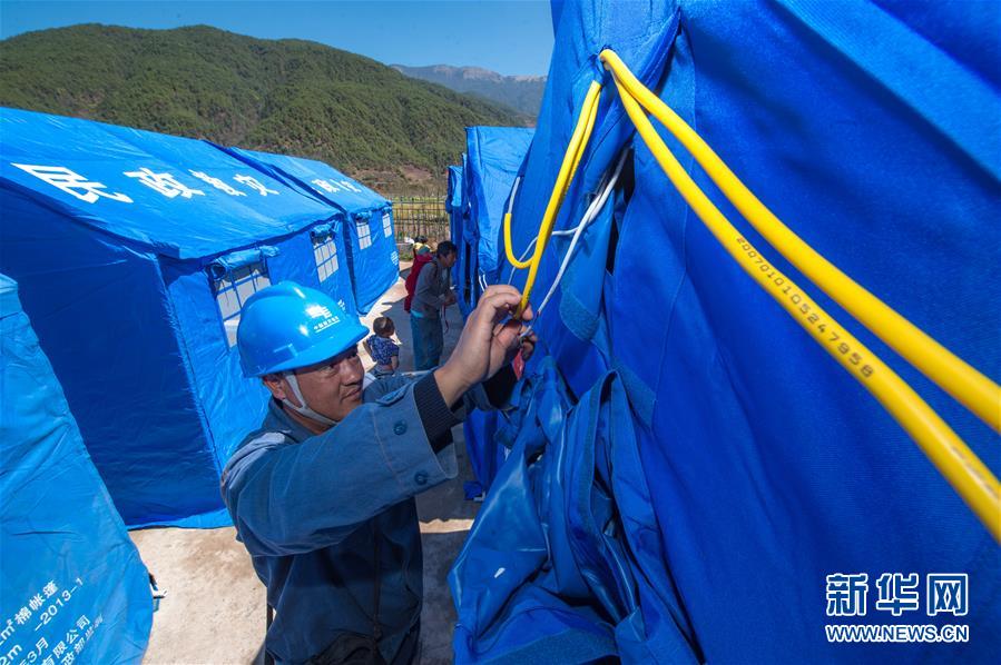 Autoridades chinesas estabelecem acampamento para vítimas do terremoto em Yunnan