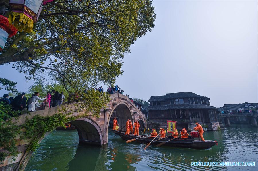 Competição de barco em Hangzhou celebra o Festival Sanyuesan