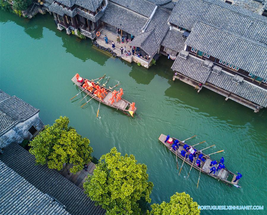 Competição de barco em Hangzhou celebra o Festival Sanyuesan
