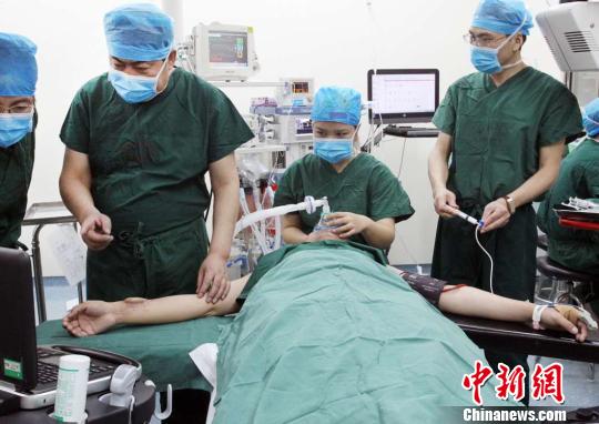 Cirurgiões chineses fazem transplante de orelha regenerada