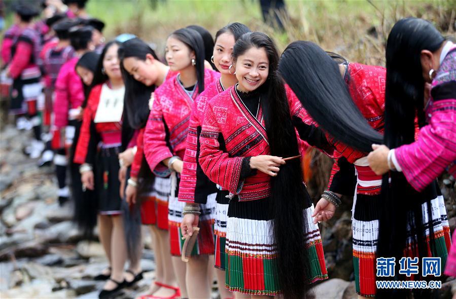 Minorias étnicas celebram “3º dia do 3º mês” do calendário chinês em Guangxi