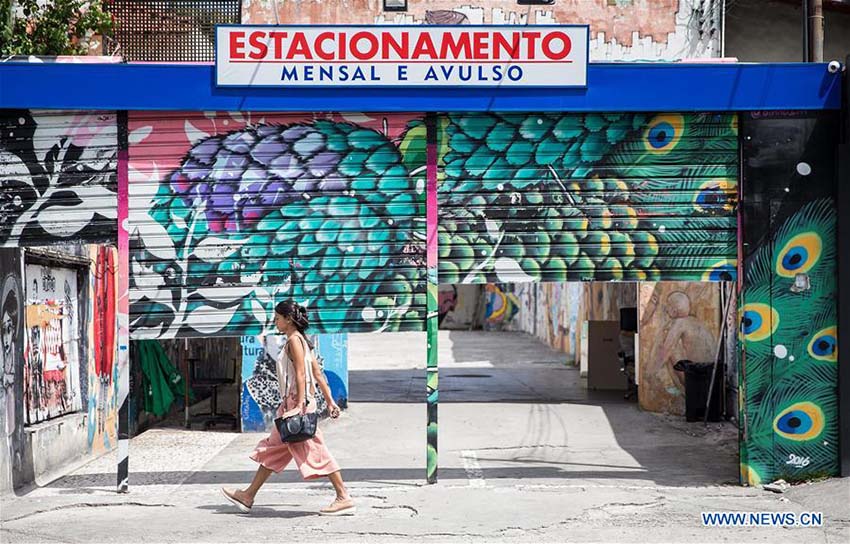Grafite atrai turistas ao “Beco do Batman” em São Paulo