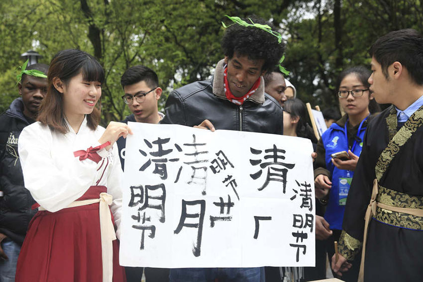 Estudantes estrangeiros experienciam cultura do festival Qingming