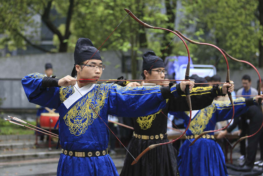 Estudantes estrangeiros experienciam cultura do festival Qingming