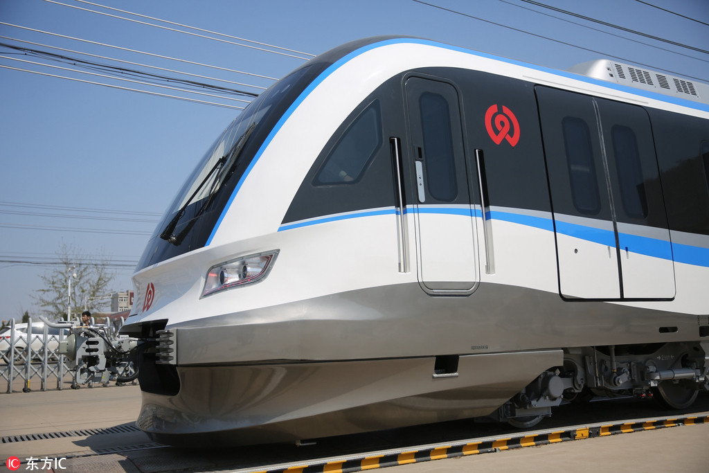 Primeiro trem-bala suburbano da China sai da linha da montagem