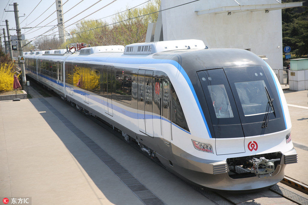 Primeiro trem-bala suburbano da China sai da linha da montagem