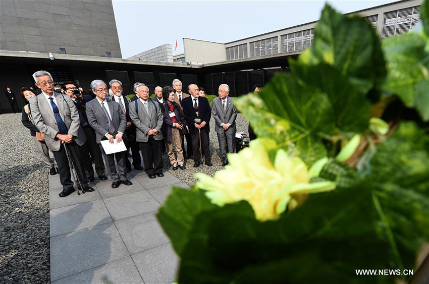 Membros de uma delegação japonesa estão de luto pelas vítimas do Massacre de Nanjing