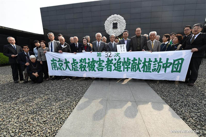 Membros de uma delegação japonesa estão de luto pelas vítimas do Massacre de Nanjing
