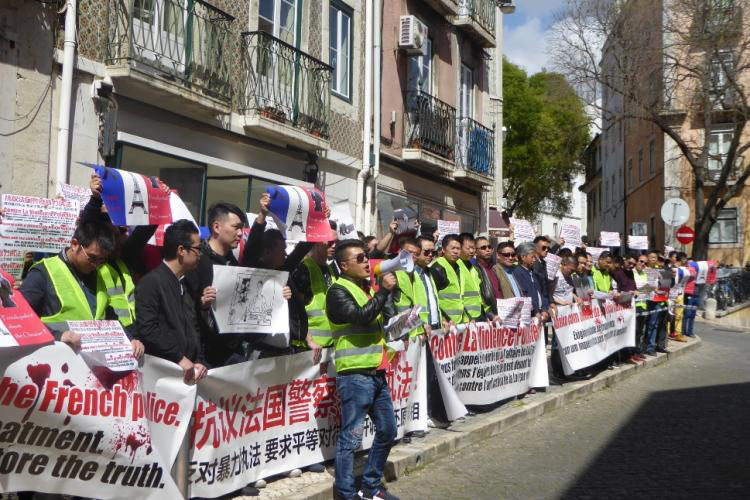 Comunidade chinesa em Portugal protesta à porta da embaixada da França