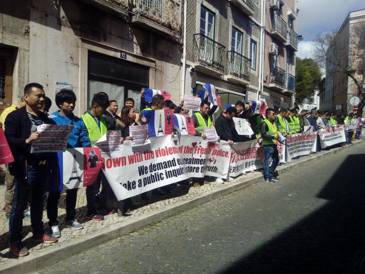 Comunidade chinesa em Portugal protesta à porta da embaixada da França