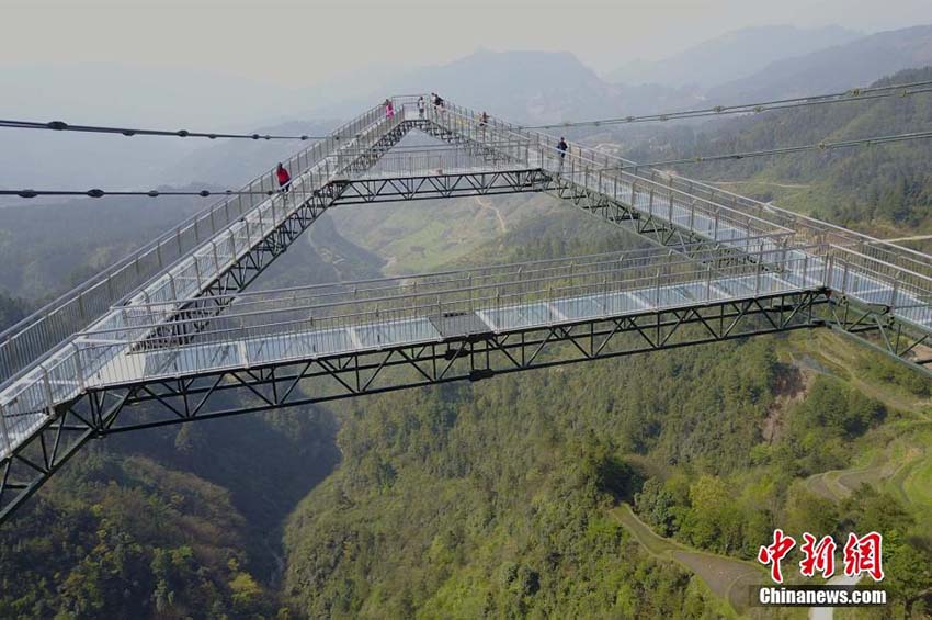 Nova ponte de vidro é inaugurada na China