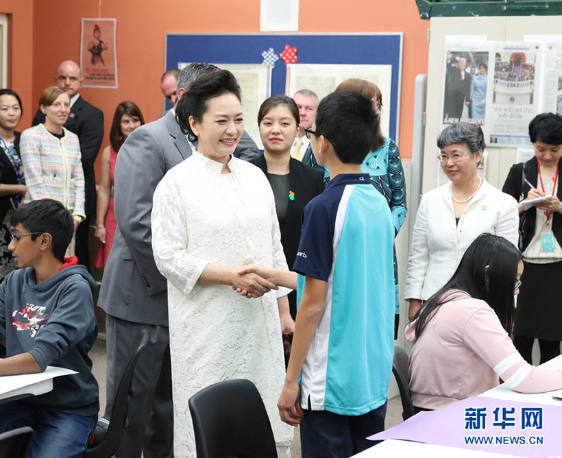 Primeira-dama chinesa visita escola de artes nos EUA
