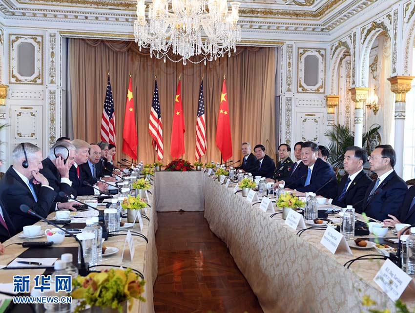 O presidente chinês Xi Jinping (3º d) e seu homólogo norte-americano Donald Trump (3º e) realizam a segunda rodada das conversações no resort de Mar-a-Lago na Flórida, Estados Unidos, em 7 de abril de 2017. (Xinhua/Rao Aimin)