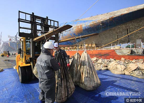 Coreia do Sul completa trasladação da balsa Sewol e agiliza buscas por restos mortais das vítimas