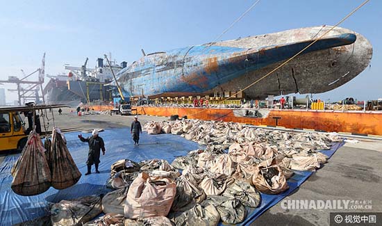 Coreia do Sul completa trasladação da balsa Sewol e agiliza buscas por restos mortais das vítimas