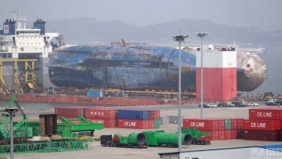 Coreia do Sul completa trasladação da balsa Sewol e agiliza buscas por restos mortais das vítimas