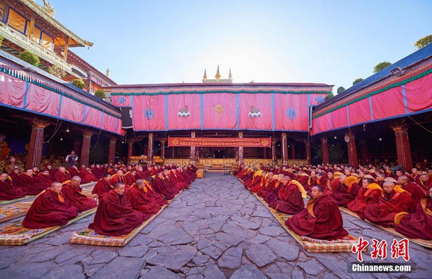 Mais de 100 lamas recebem mais alto diploma do budismo tibetano