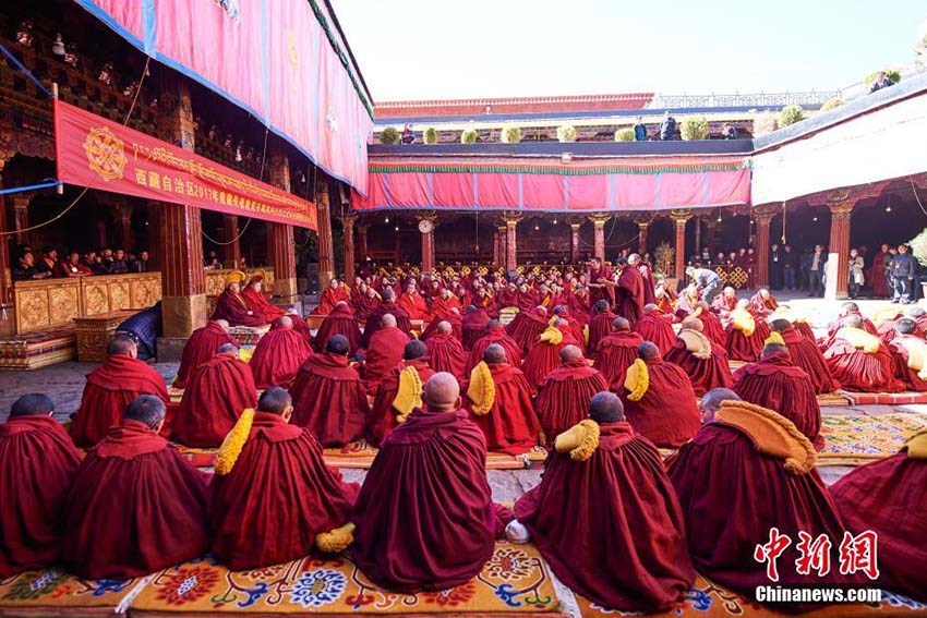 Mais de 100 lamas recebem mais alto diploma do budismo tibetano