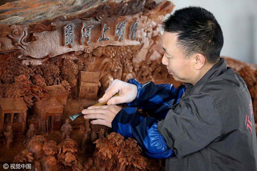 Réplica de obra-prima da China antiga gravada numa sequoia vermelha de 18 metros