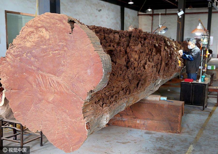 Réplica de obra-prima da China antiga gravada numa sequoia vermelha de 18 metros