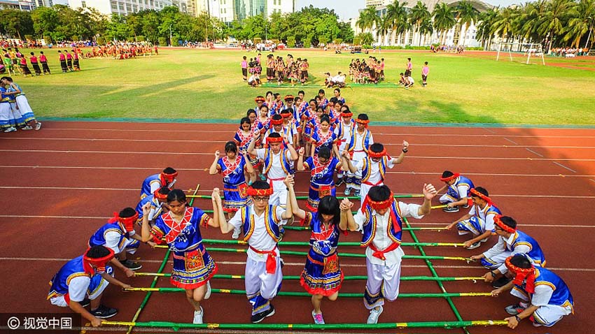 Mais de 1500 professores e estudantes apresentam “dança de bambu” em Hainan