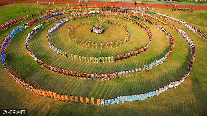 Mais de 1500 professores e estudantes apresentam “dança de bambu” em Hainan