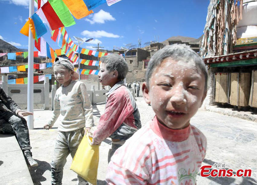 Tibetanos celebram “Festival Zanba” em Qinghai