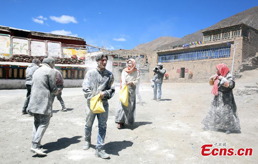 Tibetanos celebram “Festival Zanba” em Qinghai