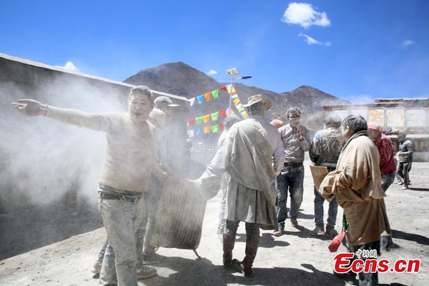 Tibetanos celebram “Festival Zanba” em Qinghai