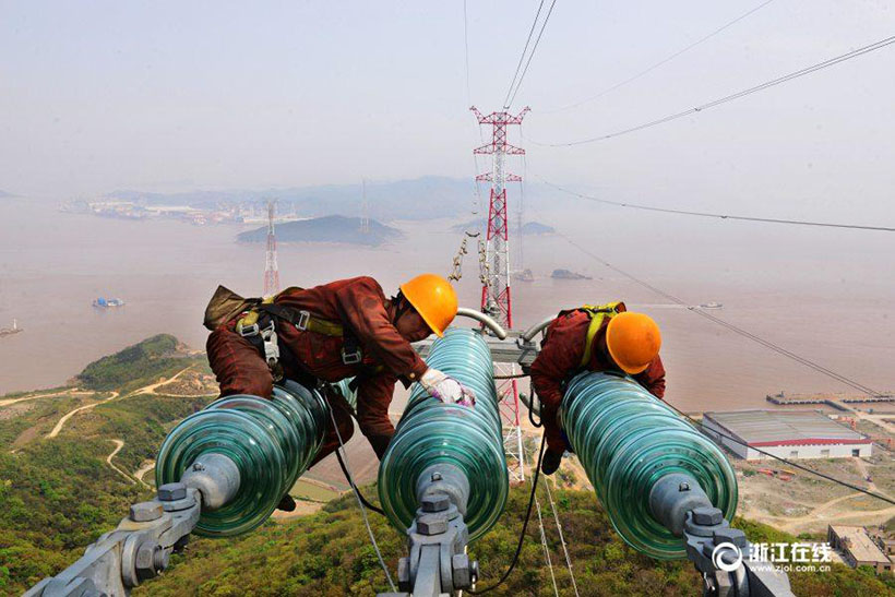 Maiores torres transoceânicas de transmissão elétrica da China entram em funcionamento