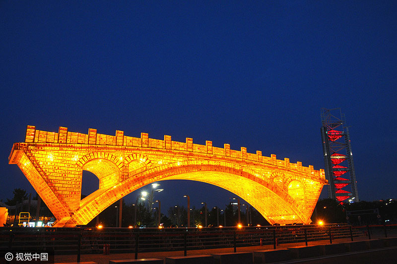 Ponte Dourada da Rota da Seda é iluminada antes do Fórum do Cinturão e Rota