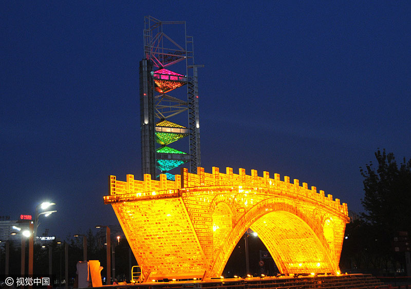 Ponte Dourada da Rota da Seda é iluminada antes do Fórum do Cinturão e Rota
