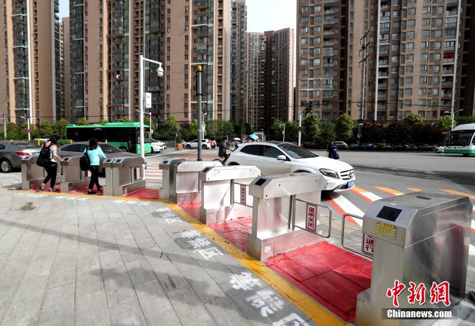Torniquetes eletrônicos instalados para pedestres em Wuhan