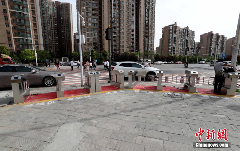 Torniquetes eletrônicos instalados para pedestres em Wuhan