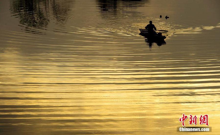 Galeria: Pôr-do-sol sobre as águas do Lago das Fadas em Jiangxi