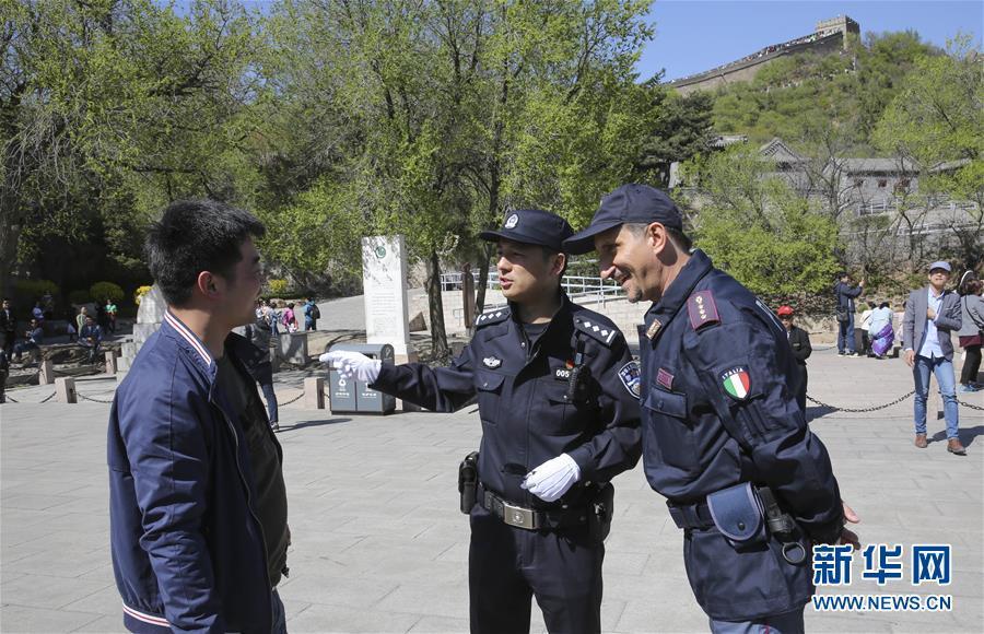 Agentes policiais italianos patrulham Grande Muralha da China