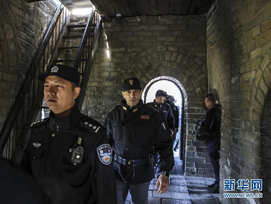 Agentes policiais italianos patrulham Grande Muralha da China