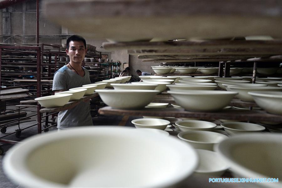 Cidade chinesa de Zibo é conhecida por produção e exportação de produtos cerâmicos
