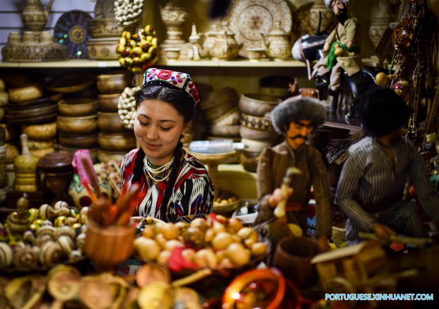 Bazar internacional atrai turistas em Urumqi, no noroeste da China