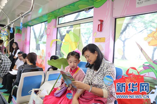 Elétrico-biblioteca percorre ruas de Guangzhou para estimular hábitos de leitura