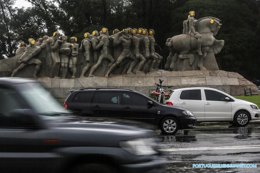 Monumento em São Paulo ganha protetores auditivos para lembrar combate à poluição sonora