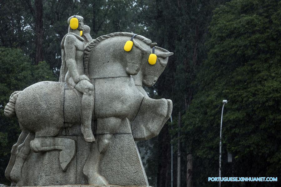 Monumento em São Paulo ganha protetores auditivos para lembrar combate à poluição sonora