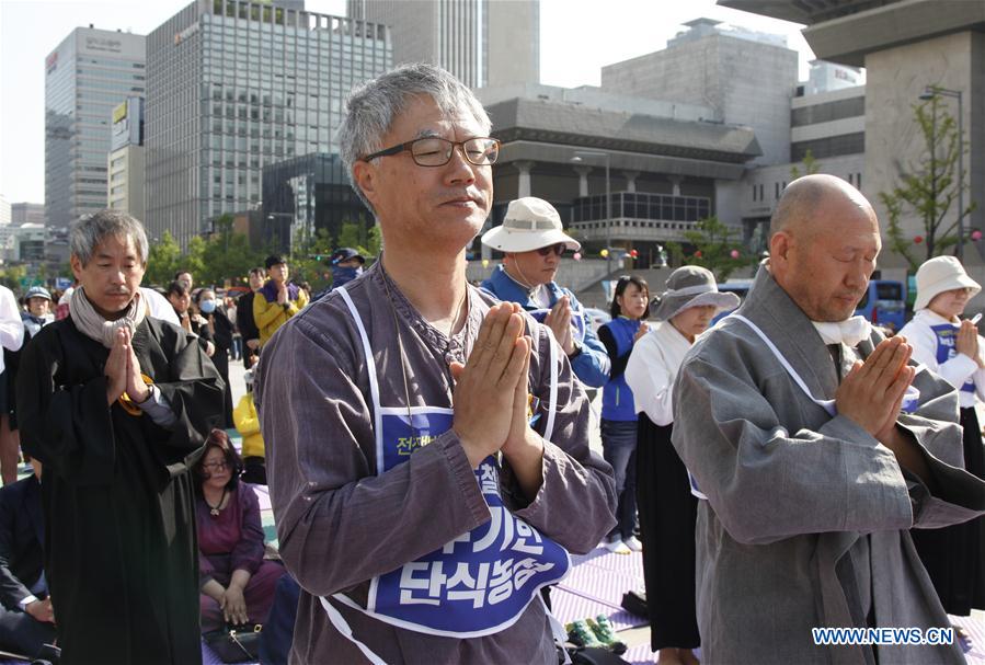 Figuras religiosas e povo da Coreia do Sul protestam contra THAAD em Seul