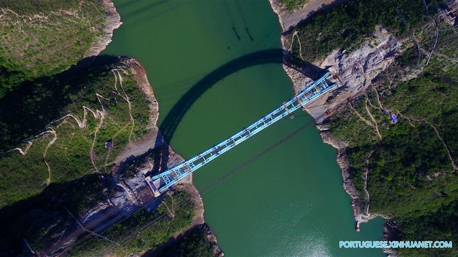 Encerramento da construção da Ponte Luohe no centro da China